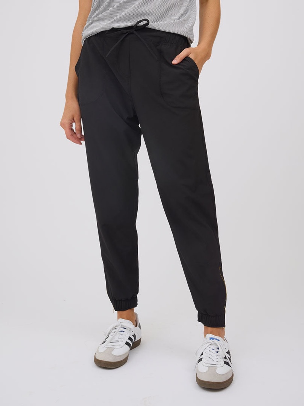 Albion Fit Women's Jetsetter Joggers in Black - Size Small